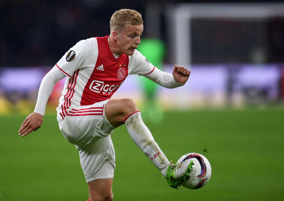 Ajax midfielder Donny van de Beek in action. (Getty Images)