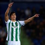 Aissa Mandi organising Real Betis' defence. (Getty Images)