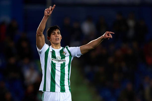 Aissa Mandi organising Real Betis' defence. (Getty Images)