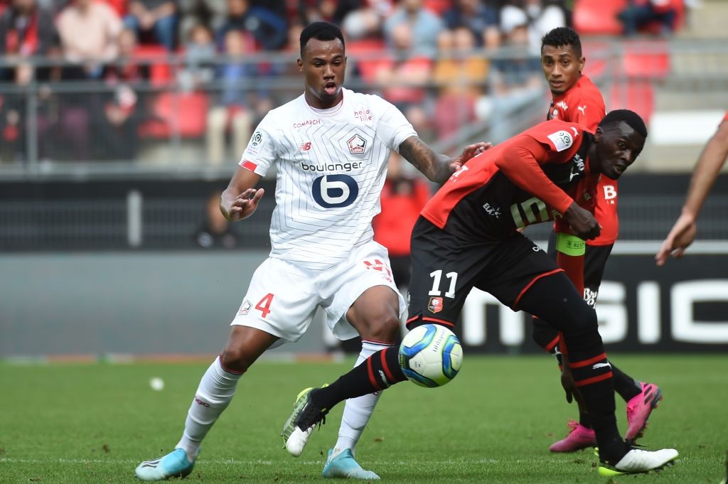Lille's Brazilian defender Gabriel dos Santos Magalhaes (L) fights for the ball with Rennes' Senegalese forward Mbaye Niang (R)during the French L1 Football match between Rennes (SRFC) and Lille (LOSC), on September 22, 2019, at the Roazhon Park, in Rennes, northwestern France. (Getty Images)