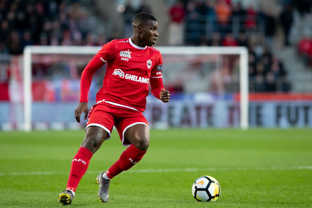 Antwerp's Aurelio Buta pictured in action during a soccer match between Royal Antwerp FC and Sporting Charleroi. (Getty Images)