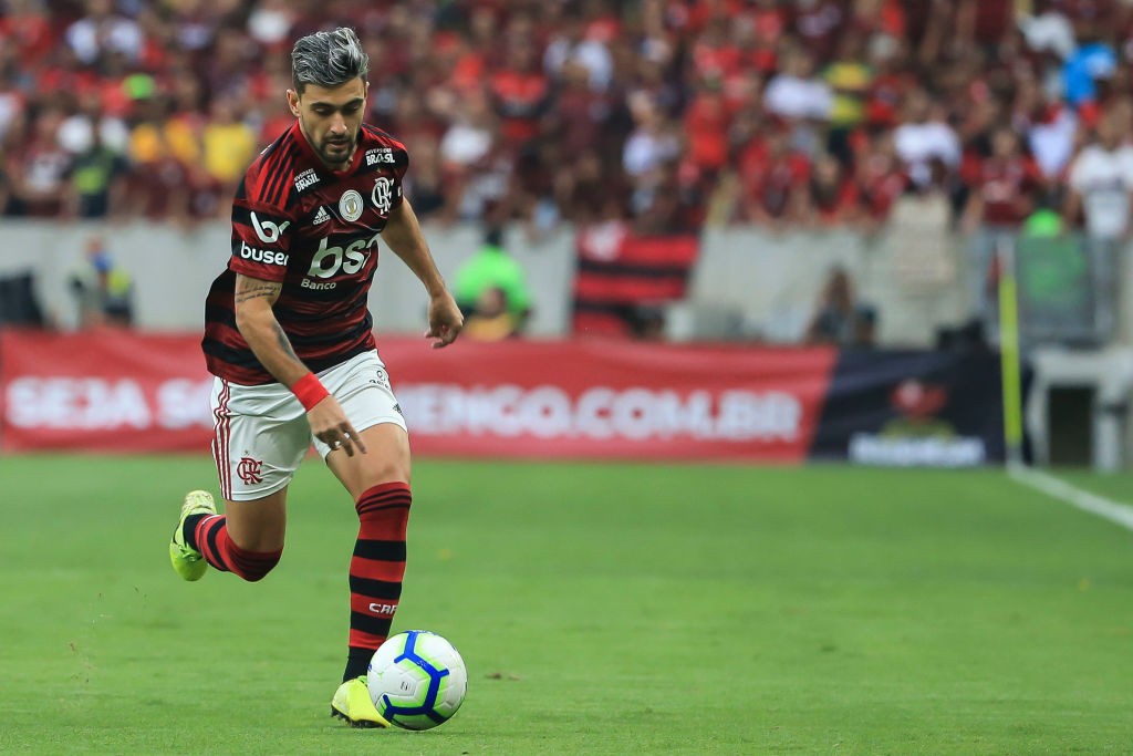 Giorgian de Arrascaeta of Flamengo controls the ball during a match between Flamengo and Santos as part of Brasileirao Series A 2019 at Maracana Stadium. (Getty Images)