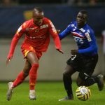 Le Mans' French forward Stephane Diarra (L) fights for the ball with Nice's French defender Malang Sarr during the French Ligue Cup round of 32 football match between Le Mans FC and OGC Nice. (Getty Images)