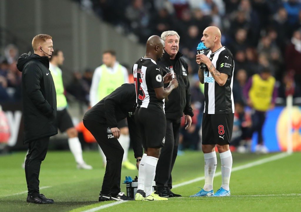 Newcastle United manager Steve Bruce discussing tactics with his players during a Premier League match. (Getty Images)