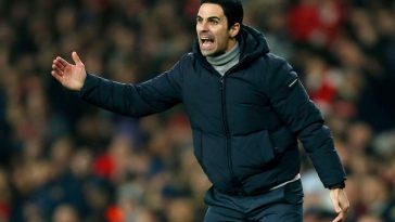 Arsenal manager Mikel Arteta screams at his players. (Getty Images)