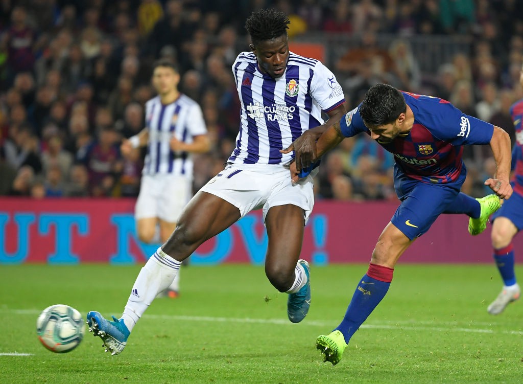 Barcelona's Uruguayan forward Luis Suarez vies with Valladolid's Ghanaian defender Mohammed Salisu (L) during the Spanish league football match between FC Barcelona and Real Valladolid FC at the Camp Nou stadium in Barcelona on October 29, 2019. (Getty Images)