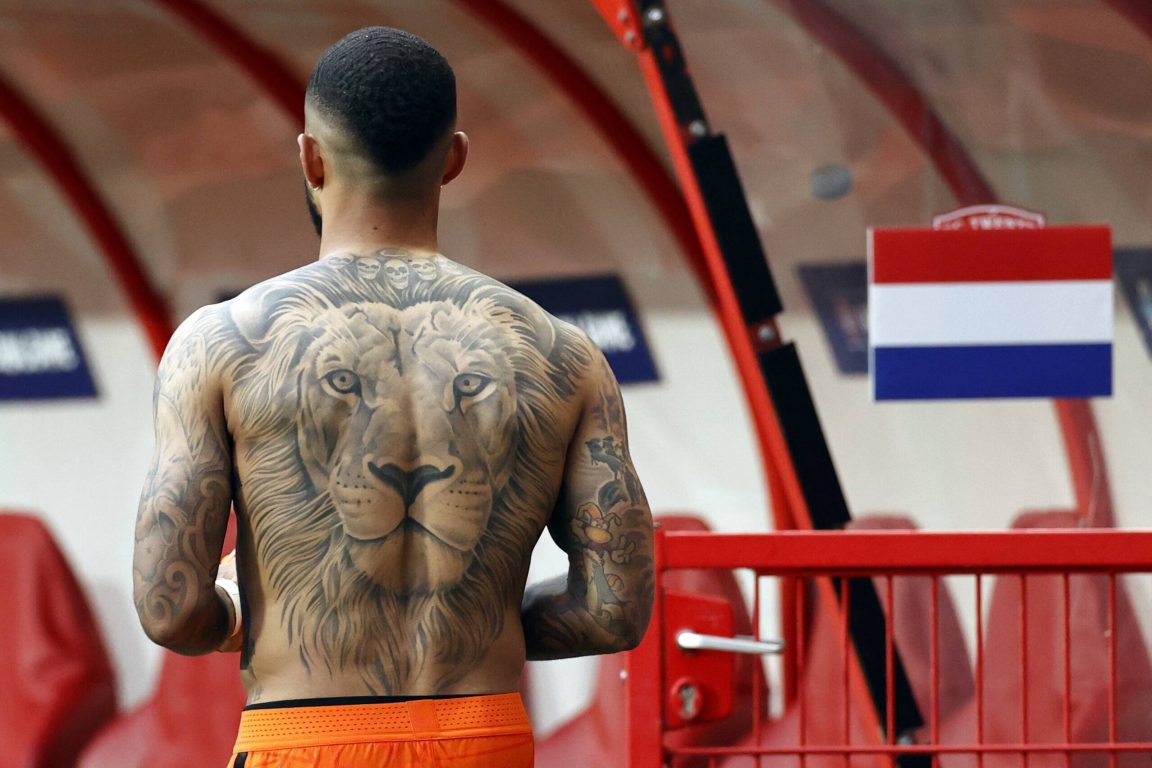 Memphis Depay has a big tattoo of a lion on his back. (imago Images). 