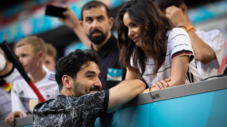 Sara Arfaoui came to support Gundogan during Germany's match. (Photo: Christian Charisius/dpa)