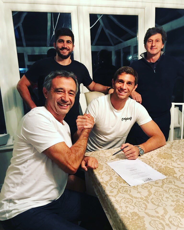 Emiliano Martinez with father and brother. (Picture taken from WTFoot)