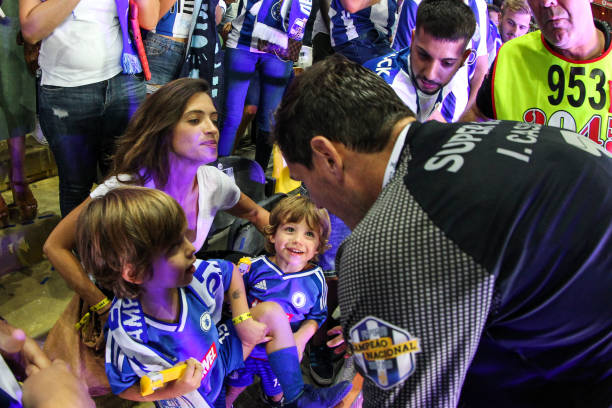 Iker Casillas of FC Porto (R) celebrates wining the Portuguese SuperCup with his wife Sara Carbonero (R) and his kids. (Photo by Carlos Rodrigues/Getty Images)