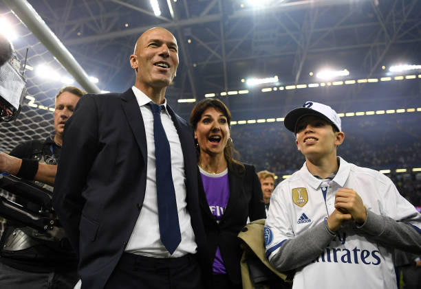 Zinedine Zidane, Manager of Real Madrid celebrates with his wife Véronique Fernández. (Photo by Shaun Botterill/Getty Images)