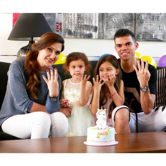 Ana Sofia Moreira and Pepe with their two beautiful children. (The photo was taken from Tumgir.com)