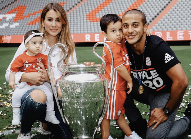 Thiago Alcantara with his wife and children. (Image: Instagram: @juliavigas)