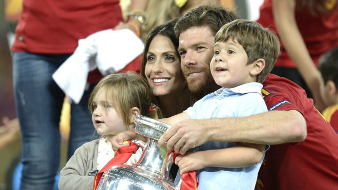 Alonso with his wife and two children at the EURO. (Picture Credit: Marca)