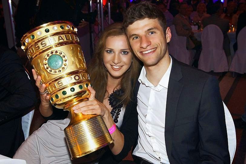 Thomas Muller celebrating victory with his wife. (Credit: Pinterest)