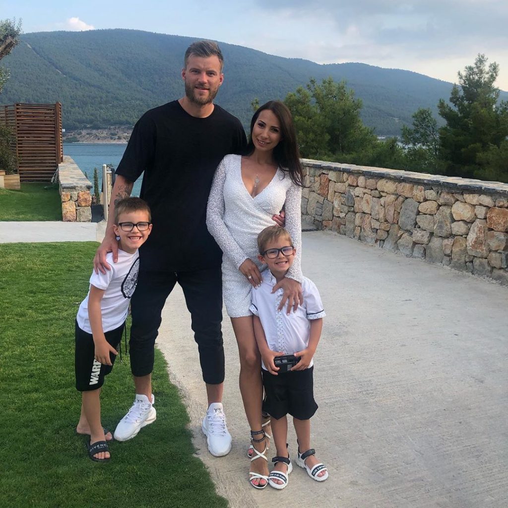 Andriy Yarmolenko with his wife and two sons. (Picture was taken from ukraine.undelete.news)