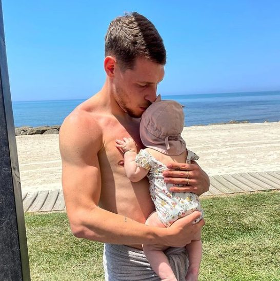 Andrea Belotti with his daughter. (Picture was taken from celebs.infoseemedia.com)