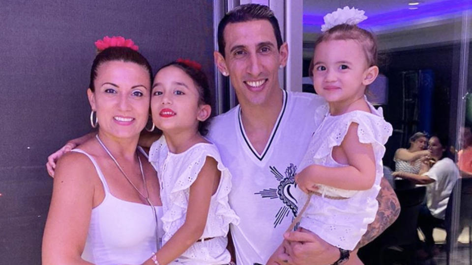 Angel Di Maria with wife and beautiful daughters. (Picture was taken from sportsburnout.com)