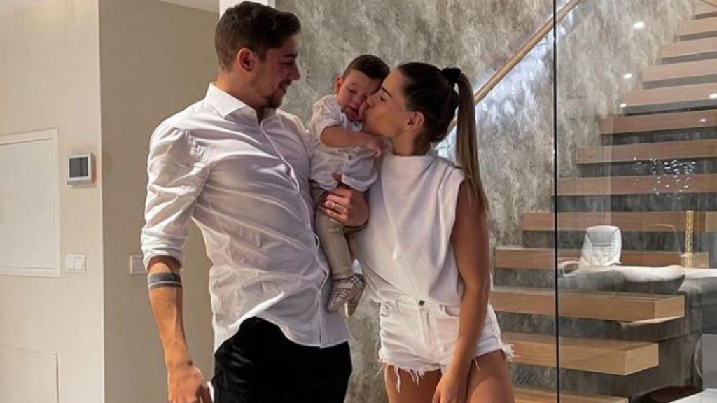 Federico Valverde with girlfriend and son. (Credit: Mina Bonino Instagram Oficial)
