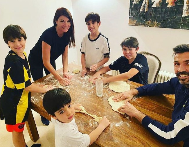 Gianluigi Buffon with girlfriend and children. (Credit: Instagram) 