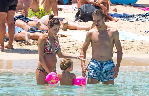 The Azpilicueta family during vacation (Picture was taken from WTfoot)