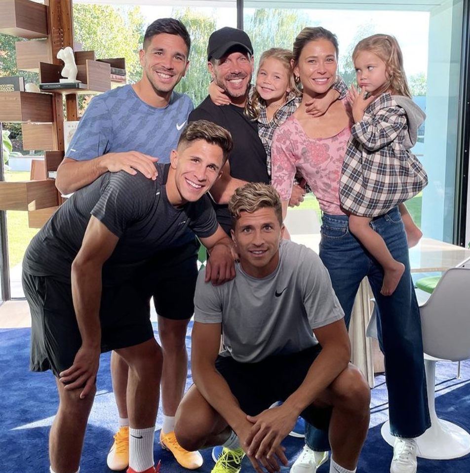 Diego Simeone and his wife Carla Pereyra and their two daughters and 3 sons (Instagram)