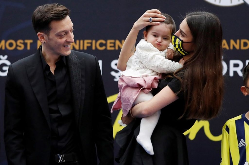 Mesut Ozil with his wife and daughter. (Picture was taken from ensonhaber.com)
