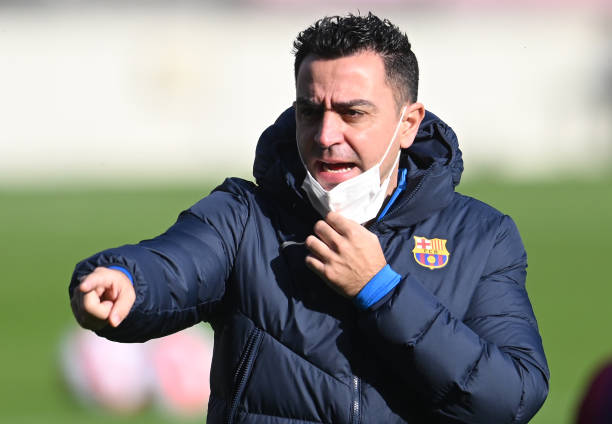 Head coach Xavi Hernandez of FC Barcelona directs his players during a training session at Camp Nou on January 03, 2022 in Barcelona, Spain.