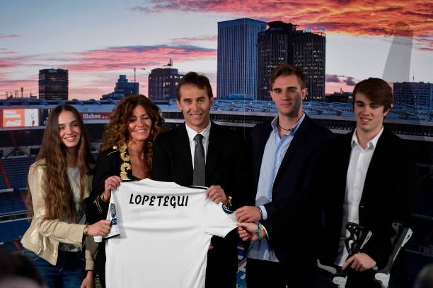 Real Madrid´s newly appointed coach Julen Lopetegui (C) poses with his daughter Maria (L), his wife Rosa (2L), and his sons Jon (2R) and Daniel during his official presentation at the Santiago Bernabeu stadium in Madrid on June 14, 2018