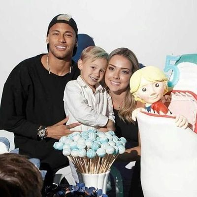 Neymar Jr with his ex-girlfriend and son. (Credit: Instagram)