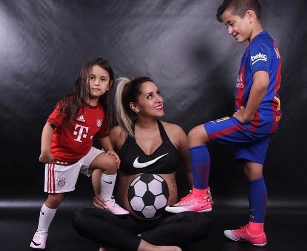 Maria Teresa Matus with her children. (Picture was taken from barca-wags.tumblr.com)