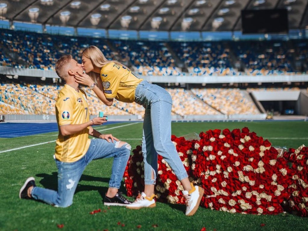 Oleksandr Zinchenko while proposing to his wife. (Image: Zinchenko - Instagram)