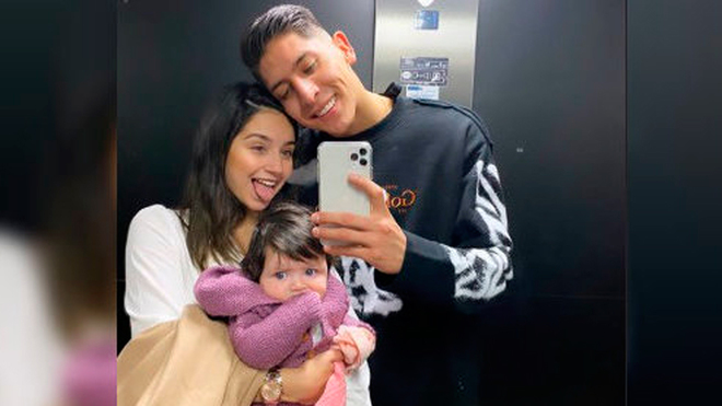 Edson Alvarez with his girlfriend and daughter. (Credit: Instagram) 