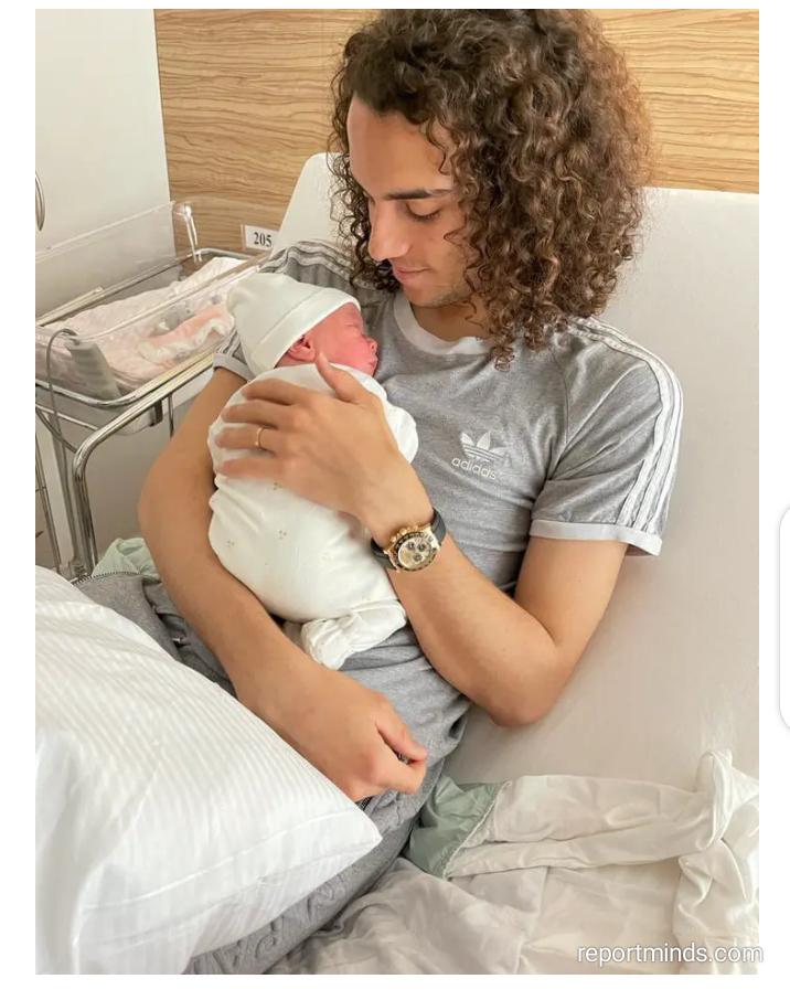 Matteo Guendouzi with his child. (Picture was taken from reportminds.com)