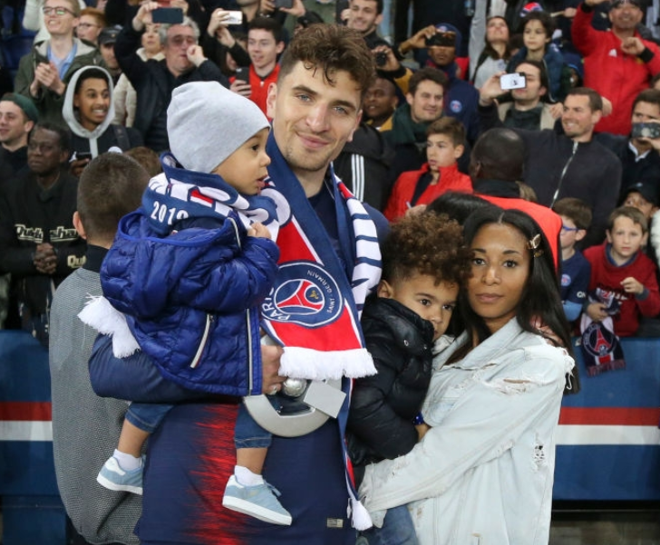 Thomas Meunier with his girlfriend and children. (Credit: PSG)