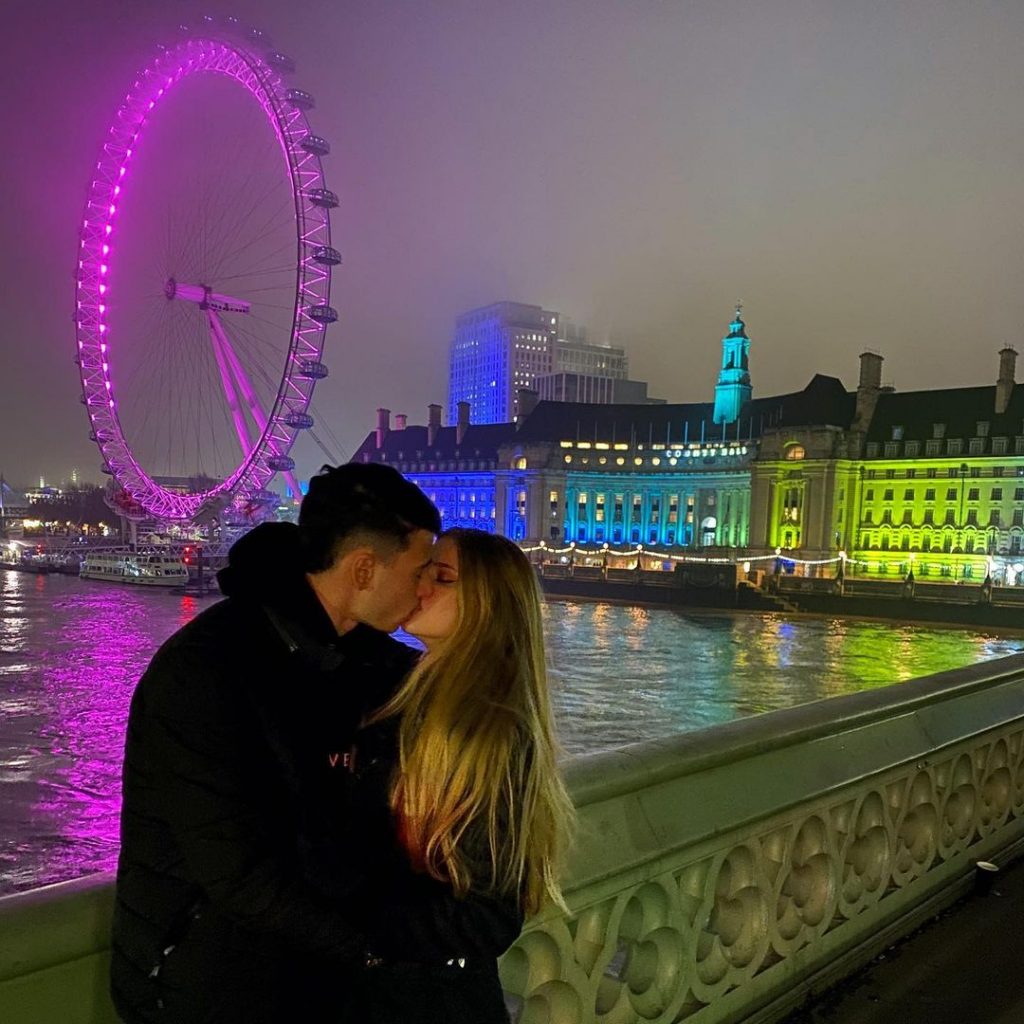 Gabriel Martinelli met with his girlfriend Isabella in 2021. (Credit: Instagram) 
