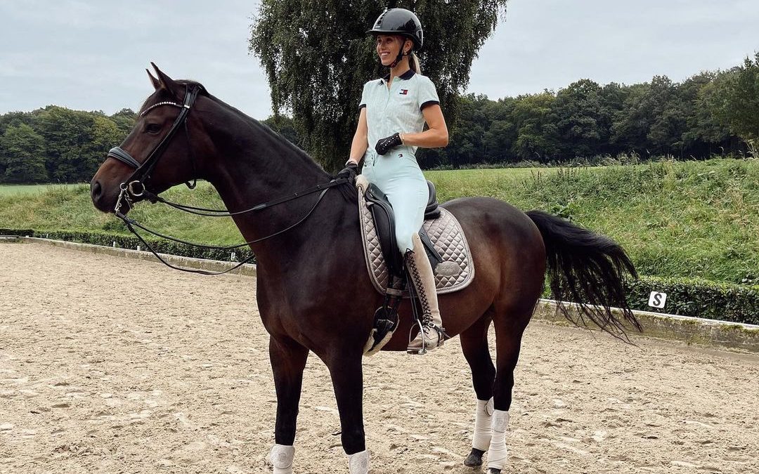 Scarlett is also an Equestrian. (Credit: Instagram)