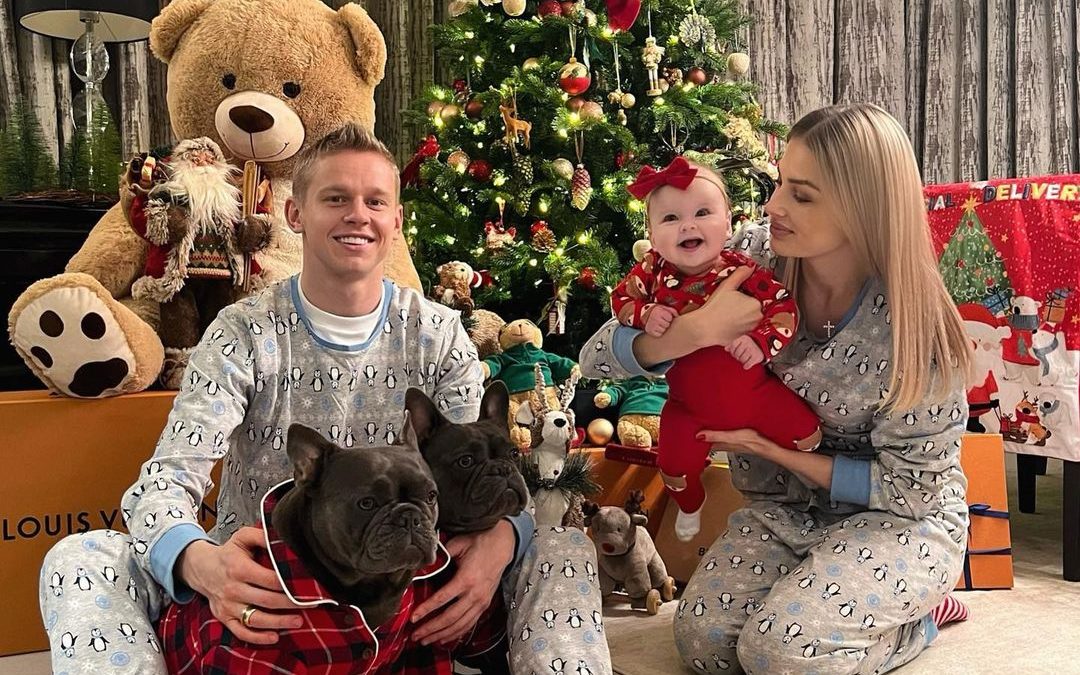 Oleksandr Zinchenko with his wife, children and dogs. (Credit: Instagram)
