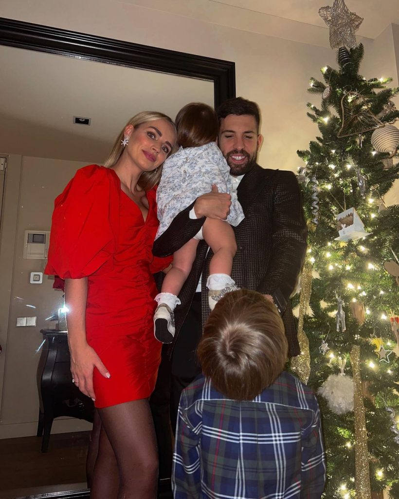 Jordi Alba with his wife and children. (Credit: Instagram)