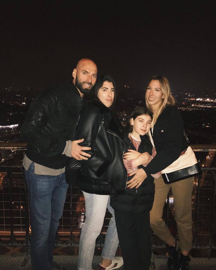 Willy Caballero with his wife and daughters. (Credit: Instagram) 