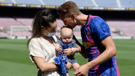Luuk de Jong with his girlfriend and son. (Credit: Barcelona) 
