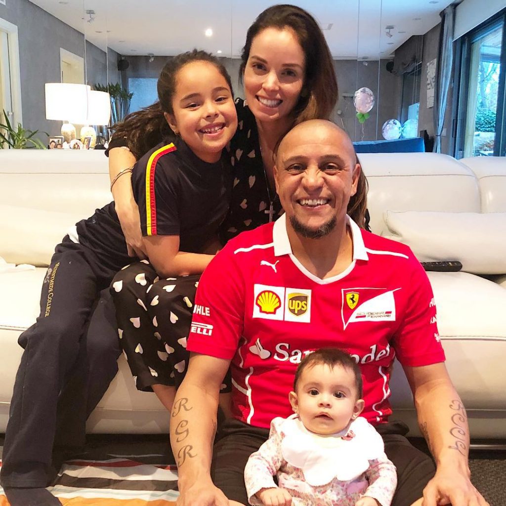 Roberto Carlos with his wife and two children. (Credit: Instagram) 