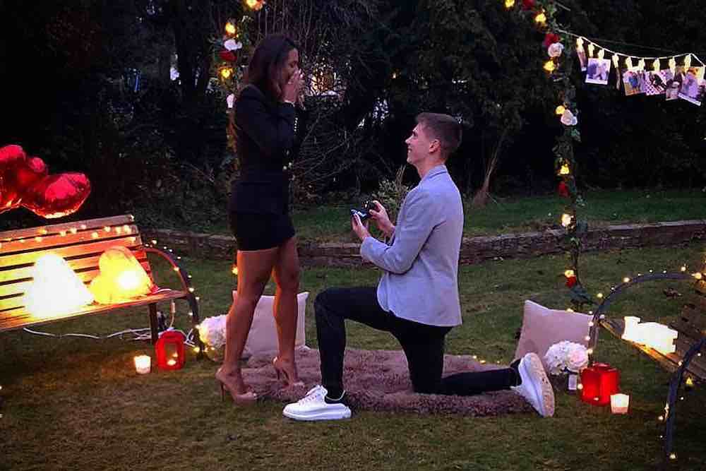 Juan Foyth while proposing to his wife, Ariana Alonso. (Credit: Instagram) 