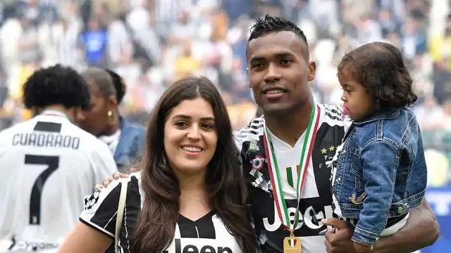 Alex Sandro with his wife and daughter. (Credit: Juventus)