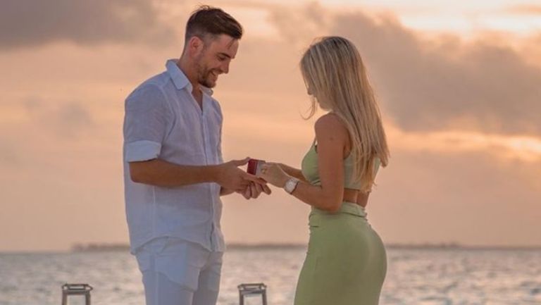 Tagliafico proposing his wife, Carolina Calvagni. (Credit: Instagram)  