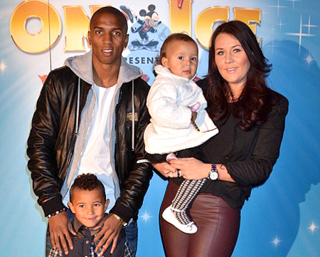 Ashley Young with wife and children. (Picture was taken from thethaovanhoa.vn)
