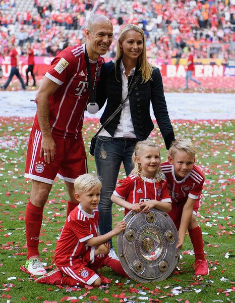 Arjen Robben with his wife and children. (Credit: Pinterest/zimbio.com)