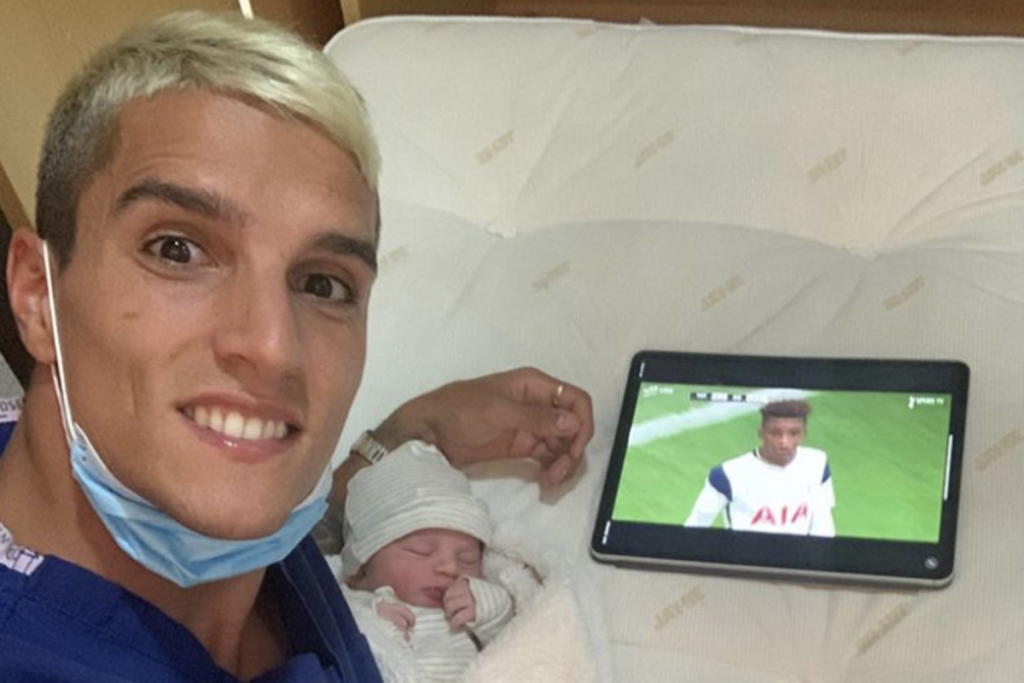 Erik Lamela with his newborn son. (Credit: Instagram)