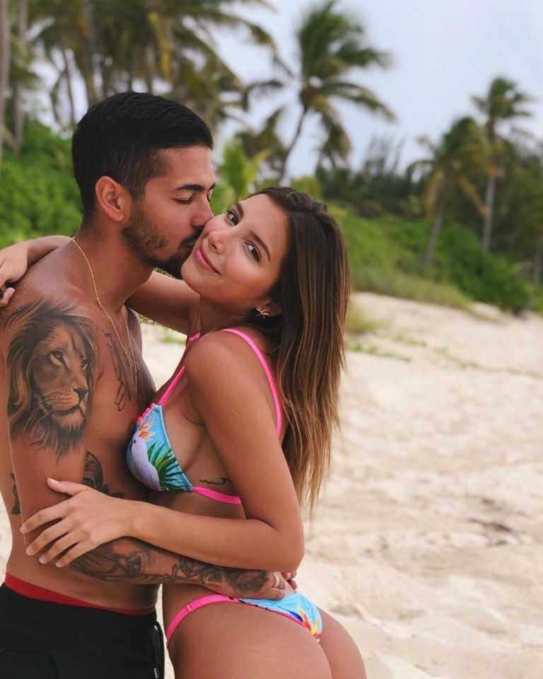 Manuel Lanzini and girlfriend Jennifer Reina during a beach vacation. (Credit: Instagram) 