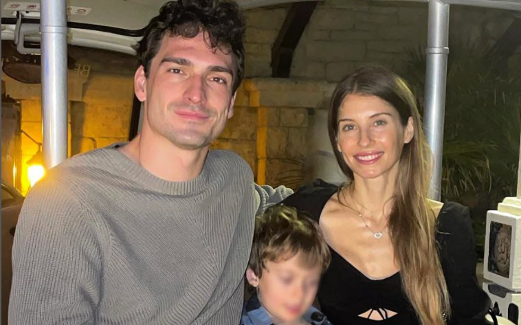 Mats Hummels with his wife and son. (Credit: instagram|cathyhummels)
